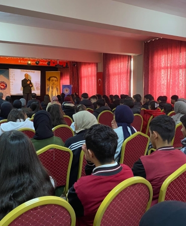Eğitim bir sen lise Öğrencilerine kitap okumanının Önemini anlattı