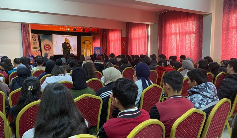 Eğitim bir sen lise Öğrencilerine kitap okumanının Önemini anlattı