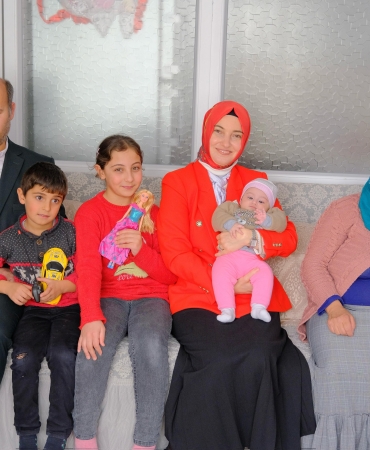 Vali beyin eşi, neslihan gül koç görme engelli Çifti ziyaret etti