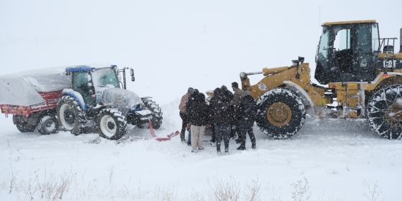 Karda Mahsur Kalan Çiftçilerin Yardımına İl Özel İdaresi Yetişti