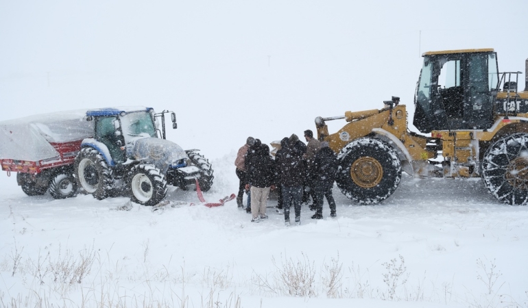 Karda mahsur kalan Çiftçilerin yardımına İl Özel İdaresi yetişti
