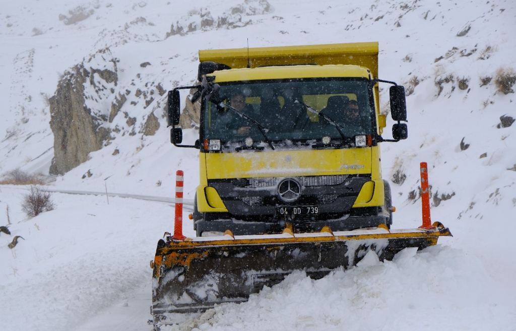 Kar ve Tipi 303 Köy Yolunu Ulaşıma Kapattı