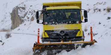 Kar ve tipi 303 köy yolunu ulaşıma kapattı