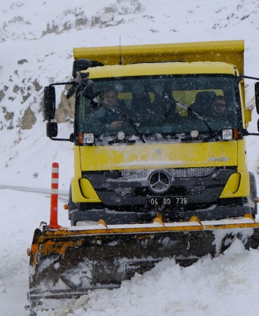 Kar ve tipi 303 köy yolunu ulaşıma kapattı
