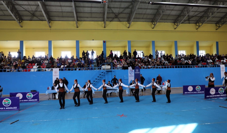 Ağrıda halk oyunları İl birinciliği yarışmaları düzenlendi