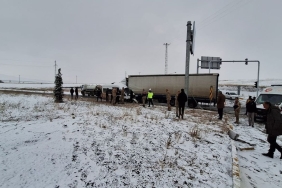 Tutak'ta TIR İle Minibüs Çarpıştı 2'si Ağır, 3 Yaralı