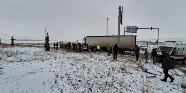 Tutak'ta tir İle minibüs Çarpıştı 2'si ağır, 3 yaralı