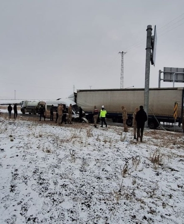 Tutak'ta tir İle minibüs Çarpıştı 2'si ağır, 3 yaralı