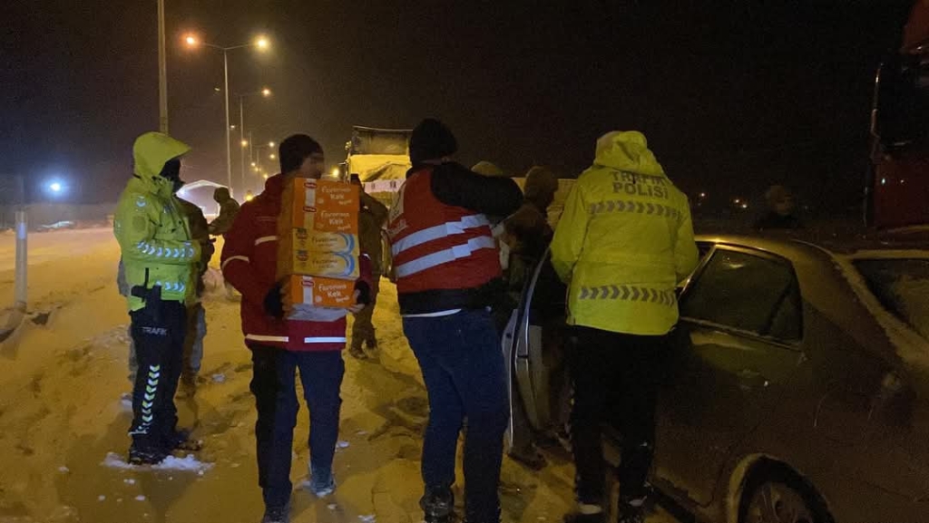 Kızılay Yolda Kalan Vatandaşların Yardımına Koştu