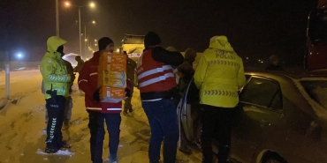 Kızılay yolda kalan vatandaşların yardımına koştu