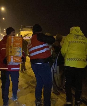 Kızılay yolda kalan vatandaşların yardımına koştu