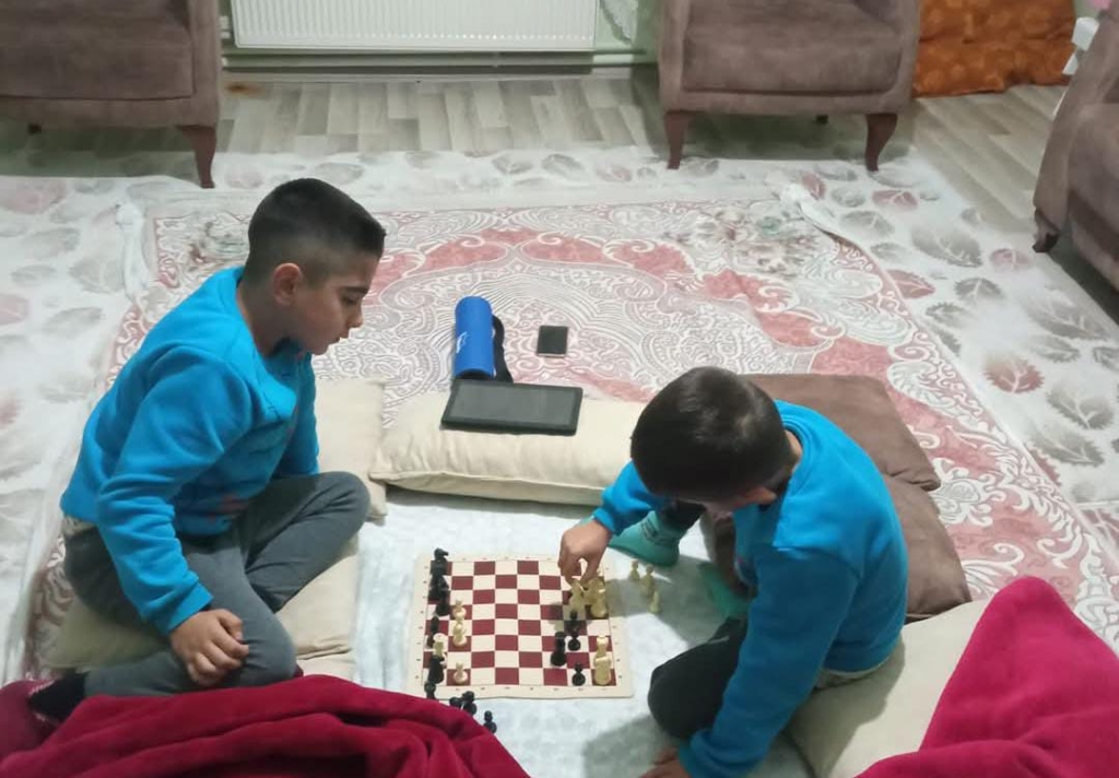Kar Tatilini Satranç Oynayarak ve Eğlenerek Geçiriyorlar