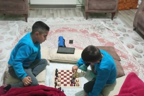Kar Tatilini Satranç Oynayarak ve Eğlenerek Geçiriyorlar