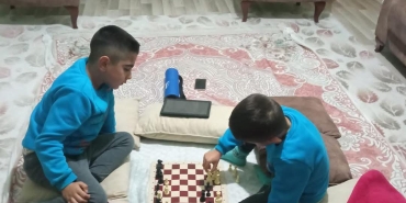 Kar tatilini satranç oynayarak ve eğlenerek geçiriyorlar