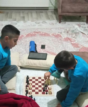 Kar tatilini satranç oynayarak ve eğlenerek geçiriyorlar