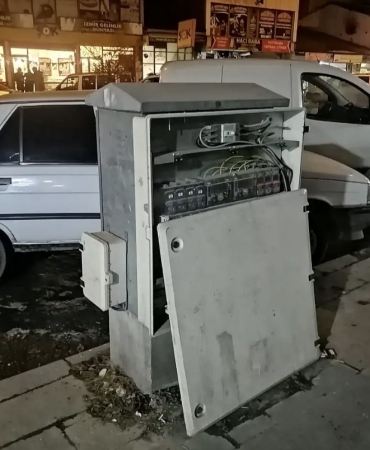 Ağrı’da açık bırakılan elektrik trafosu tehlike saçıyor - diyadin haber Ağrı’da açık bırakılan elektrik trafosu tehlike saçıyor