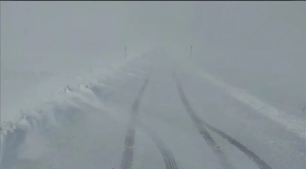 Kar ve Tipi Kağızman Ağrı Kara Yolunu Trafiğe Kapadı
