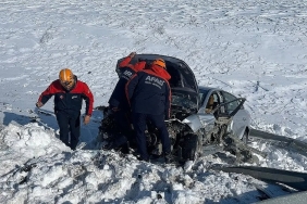 Buzlanan Yolda Direksiyon Hakimiyetini Kaybetti: Şarampole Yuvarlandı