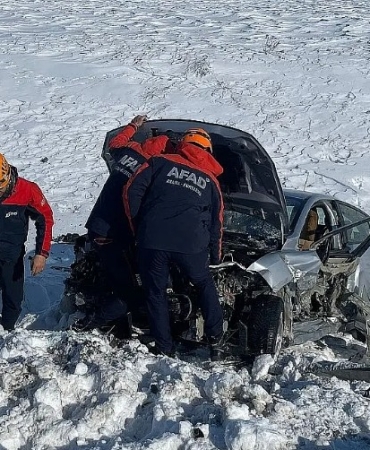 Buzlanan yolda direksiyon hakimiyetini kaybetti: Şarampole yuvarlandı