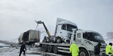 Cam yüklü tır buzlanma nedeniyle kontrolden Çıkarak devrildi