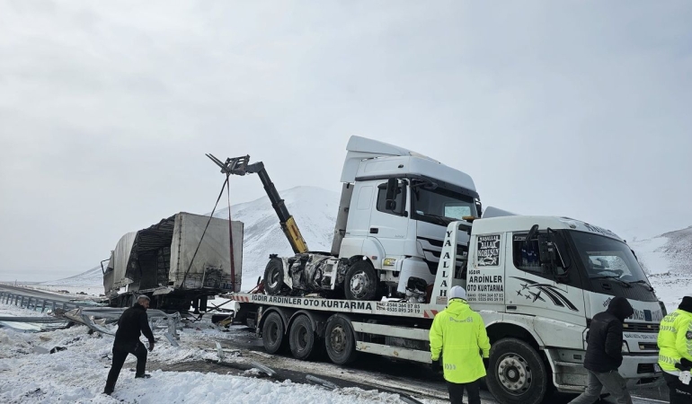 Cam yüklü tır buzlanma nedeniyle kontrolden Çıkarak devrildi