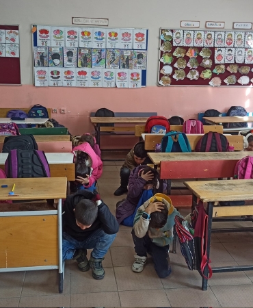 Deprem haftası kapsamında okullarda bilgilendirme ve tatbikat gerçekleştirildi