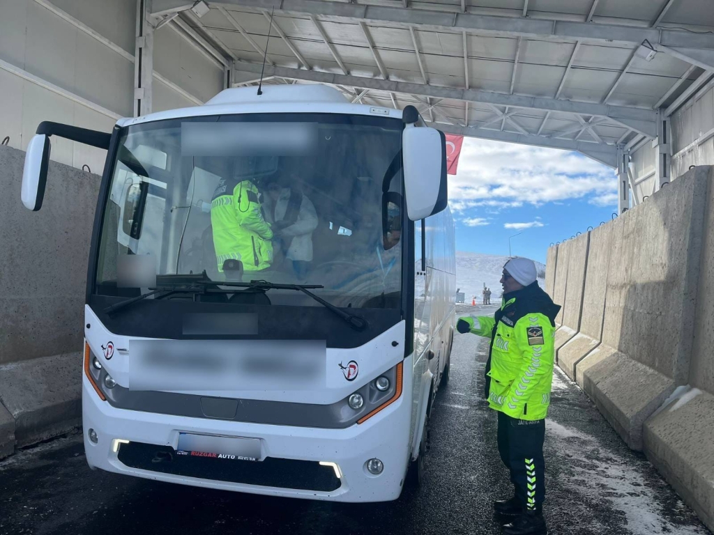 Ağrıda Trafik Denetiminde Araması Olan 12 Kişi Yakalandı 