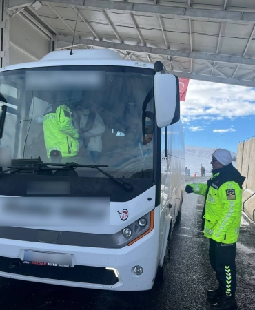 Ağrıda trafik denetiminde araması olan 12 kişi yakalandı 