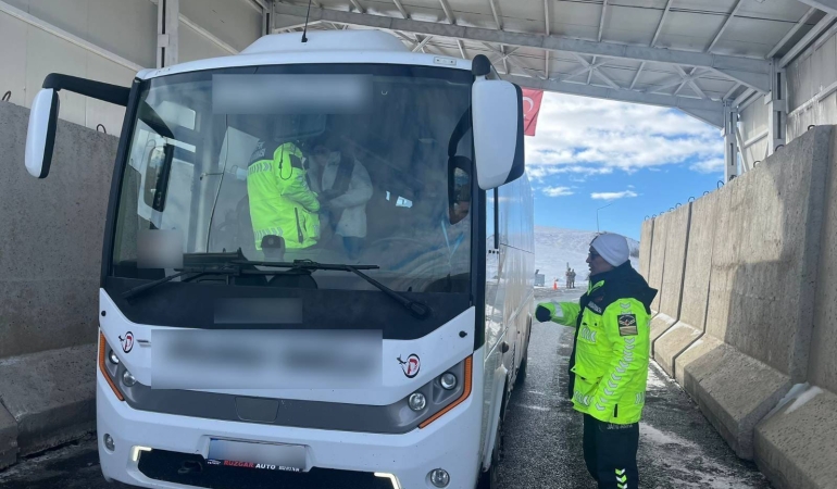 Ağrıda trafik denetiminde araması olan 12 kişi yakalandı 