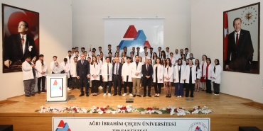 AİÇÜ tıp fakültesi Öğrencileri beyaz Önlük giydi