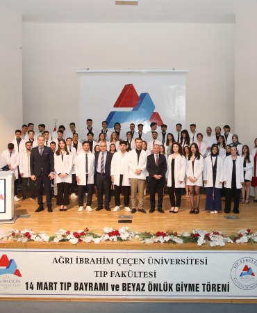 AİÇÜ tıp fakültesi Öğrencileri beyaz Önlük giydi