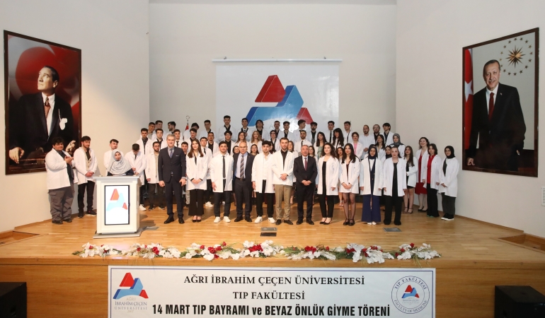 AİÇÜ tıp fakültesi Öğrencileri beyaz Önlük giydi