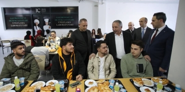 Rektör karabulut, Öğrencilerle İle İftar yemeğinde bir araya geldi