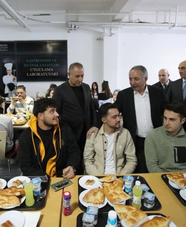 Rektör karabulut, Öğrencilerle İle İftar yemeğinde bir araya geldi