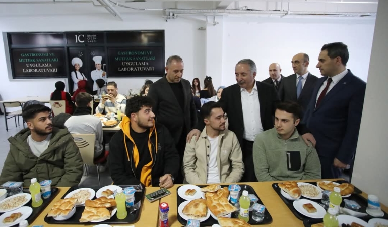 Rektör karabulut, Öğrencilerle İle İftar yemeğinde bir araya geldi