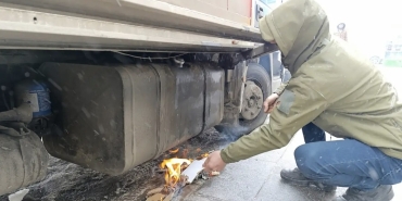 Park halindeki kamyonetin yakıt deposu dondu