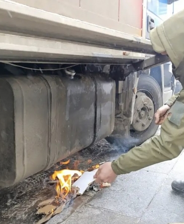 Park halindeki kamyonetin yakıt deposu dondu