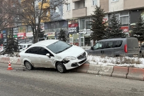 Kontrolden Çıkan Araç Refüje Çıktı 