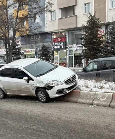 Kontrolden Çıkan araç refüje Çıktı 