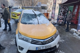 Çatıdan Düşen Kar Kütlesi Ticari Taksiyi Kullanılmaz Hale Getirdi