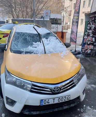 Çatıdan düşen kar kütlesi ticari taksiyi kullanılmaz hale getirdi