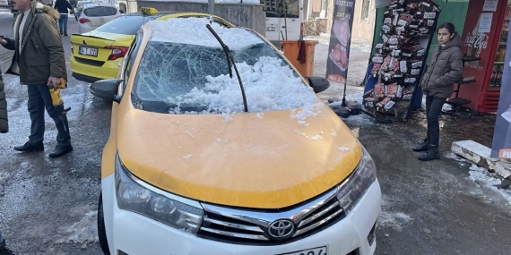 Çatıdan Düşen Kar Kütlesi Ticari Taksiyi Kullanılmaz Hale Getirdi