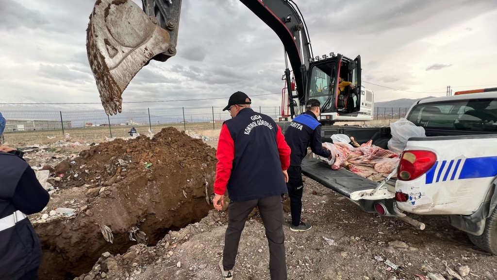 Açıkta satışı yapılan 150 kilogram et İmha edildi