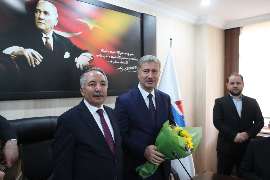AİÇÜ rektörlüğüne atanan prof. Dr. İlhami gülçin göreve başladı