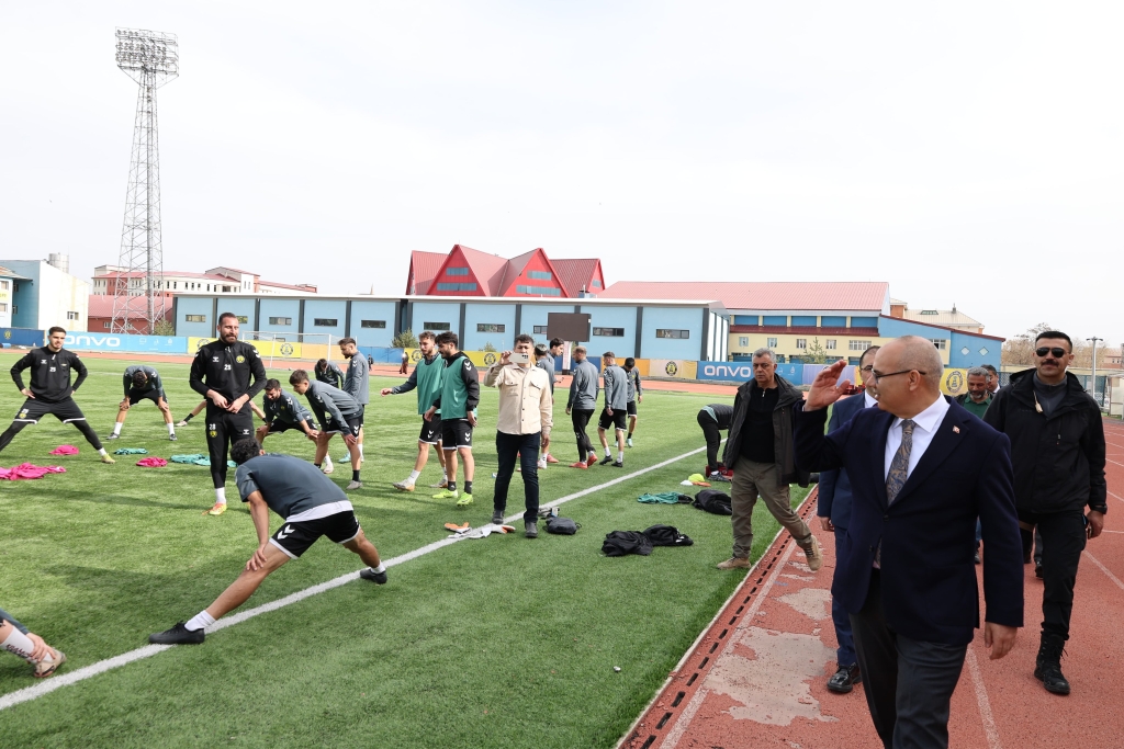 Ağrı valisi koç'tan Ağrı Spor'a Moral Ziyareti

Ağrı valisi Mustafa Koç, beraberindeki il protokolüyle birlikte play-off sürecinde kritik karşılaşmalara hazırlanan Ağrı Spor'u antrenmanda ziyaret etti.

Ağrı Valisi Mustafa Koç, Ağrı Cumhuriyet Başsavcısı Adem Çalış, Gençlik ve Spor İl Müdürü Ahmet Çelebi ve İl Milli Eğitim Müdürü Hasan Kökrek ile birlikte Ağrı Spor Kulübü’nü ziyaret etti.

Play-off mücadelesine hazırlanan takımı moral açısından desteklemeyi amaçlayan ziyaret, takımın antrenmanında gerçekleşti.

Vali Koç ve beraberindeki heyeti, Ağrı Spor Kulüp Başkanı Mehmet Yıldırım karşıladı.

Futbolcularla bir süre sohbet eden ve teknik heyetten takımın son durumu hakkında bilgi alan Vali Koç, sporun toplum birliği açısından önemine değindi.

Ziyaret sırasında futbolcuların antrenmanını da izleyen protokol üyeleri, saha kenarından takıma moral verdi.

Ziyaretin, Ağrı Spor’un bu cumartesi günü Edirnespor ile oynayacağı önemli play-off maçı öncesine denk gelmesi, hem teknik ekip hem de futbolcular tarafından memnuniyetle karşılandı.

Mücadele, Ağrı Vali Lütfi Yiğenoğlu Stadyumu'nda oynanacak.

Ağrı Valisi Mustafa Koç kulübün yanında olduklarını ifade ederek şunları söyledi: “Ağrı Spor, bu şehrin ortak değerlerinden biridir. Göstermiş oldukları çaba ve mücadeleyi takdir ediyoruz. Bu önemli karşılaşma öncesinde oyuncularımızın moralini yüksek tutmak amacıyla buradayız. İnşallah şehrimizi başarıyla temsil etmeye devam edecekler.”

Kulüp Başkanı Mehmet Yıldırım, ise yapılan ziyaretten duyduğu memnuniyeti dile getirerek şunları söyledi: “Valimiz başta olmak üzere tüm protokol üyelerimizin kulübümüzle bu denli yakından ilgilenmesi bizleri çok mutlu etti. Özellikle bu kritik süreçte verilen destek, takımın motivasyonuna önemli katkı sağlıyor. Tüm taraftarlarımızı cumartesi günü stadyuma davet ediyoruz.”

Ağrı Spor’un son maçlara moralli çıkması için yapılan bu anlamlı ziyaret, kulüp camiası ve taraftarlar nezdinde olumlu karşılık buldu.

Cumartesi günü oynanacak kritik karşılaşmada, tribün desteğinin artması bekleniyor.