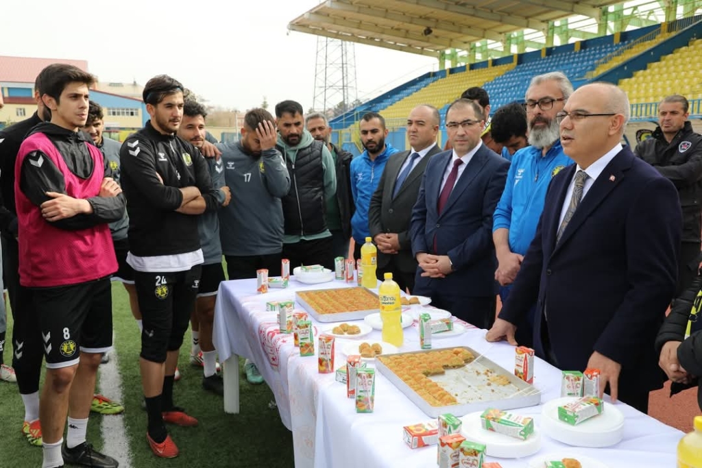Ağrı valisi koç'tan Ağrı Spor'a Moral Ziyareti

Ağrı valisi Mustafa Koç, beraberindeki il protokolüyle birlikte play-off sürecinde kritik karşılaşmalara hazırlanan Ağrı Spor'u antrenmanda ziyaret etti.

Ağrı Valisi Mustafa Koç, Ağrı Cumhuriyet Başsavcısı Adem Çalış, Gençlik ve Spor İl Müdürü Ahmet Çelebi ve İl Milli Eğitim Müdürü Hasan Kökrek ile birlikte Ağrı Spor Kulübü’nü ziyaret etti.

Play-off mücadelesine hazırlanan takımı moral açısından desteklemeyi amaçlayan ziyaret, takımın antrenmanında gerçekleşti.

Vali Koç ve beraberindeki heyeti, Ağrı Spor Kulüp Başkanı Mehmet Yıldırım karşıladı.

Futbolcularla bir süre sohbet eden ve teknik heyetten takımın son durumu hakkında bilgi alan Vali Koç, sporun toplum birliği açısından önemine değindi.

Ziyaret sırasında futbolcuların antrenmanını da izleyen protokol üyeleri, saha kenarından takıma moral verdi.

Ziyaretin, Ağrı Spor’un bu cumartesi günü Edirnespor ile oynayacağı önemli play-off maçı öncesine denk gelmesi, hem teknik ekip hem de futbolcular tarafından memnuniyetle karşılandı.

Mücadele, Ağrı Vali Lütfi Yiğenoğlu Stadyumu'nda oynanacak.

Ağrı Valisi Mustafa Koç kulübün yanında olduklarını ifade ederek şunları söyledi: “Ağrı Spor, bu şehrin ortak değerlerinden biridir. Göstermiş oldukları çaba ve mücadeleyi takdir ediyoruz. Bu önemli karşılaşma öncesinde oyuncularımızın moralini yüksek tutmak amacıyla buradayız. İnşallah şehrimizi başarıyla temsil etmeye devam edecekler.”

Kulüp Başkanı Mehmet Yıldırım, ise yapılan ziyaretten duyduğu memnuniyeti dile getirerek şunları söyledi: “Valimiz başta olmak üzere tüm protokol üyelerimizin kulübümüzle bu denli yakından ilgilenmesi bizleri çok mutlu etti. Özellikle bu kritik süreçte verilen destek, takımın motivasyonuna önemli katkı sağlıyor. Tüm taraftarlarımızı cumartesi günü stadyuma davet ediyoruz.”

Ağrı Spor’un son maçlara moralli çıkması için yapılan bu anlamlı ziyaret, kulüp camiası ve taraftarlar nezdinde olumlu karşılık buldu.

Cumartesi günü oynanacak kritik karşılaşmada, tribün desteğinin artması bekleniyor.