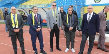 Ağrı valisi koç'tan ağrı spor'a moral ziyareti ağrı valisi mustafa koç, beraberindeki il protokolüyle birlikte play-off sürecinde kritik karşılaşmalara hazırlanan ağrı spor'u antrenmanda ziyaret etti. Ağrı valisi mustafa koç, ağrı cumhuriyet başsavcısı adem Çalış, gençlik ve spor İl müdürü ahmet Çelebi ve İl milli eğitim müdürü hasan kökrek ile birlikte ağrı spor kulübü’nü ziyaret etti. Play-off mücadelesine hazırlanan takımı moral açısından desteklemeyi amaçlayan ziyaret, takımın antrenmanında gerçekleşti. Vali koç ve beraberindeki heyeti, ağrı spor kulüp başkanı mehmet yıldırım karşıladı. Futbolcularla bir süre sohbet eden ve teknik heyetten takımın son durumu hakkında bilgi alan vali koç, sporun toplum birliği açısından önemine değindi. Ziyaret sırasında futbolcuların antrenmanını da izleyen protokol üyeleri, saha kenarından takıma moral verdi. Ziyaretin, ağrı spor’un bu cumartesi günü edirnespor ile oynayacağı önemli play-off maçı öncesine denk gelmesi, hem teknik ekip hem de futbolcular tarafından memnuniyetle karşılandı. Mücadele, ağrı vali lütfi yiğenoğlu stadyumu'nda oynanacak. Ağrı valisi mustafa koç kulübün yanında olduklarını ifade ederek şunları söyledi: “ağrı spor, bu şehrin ortak değerlerinden biridir. Göstermiş oldukları çaba ve mücadeleyi takdir ediyoruz. Bu önemli karşılaşma öncesinde oyuncularımızın moralini yüksek tutmak amacıyla buradayız. İnşallah şehrimizi başarıyla temsil etmeye devam edecekler. ” kulüp başkanı mehmet yıldırım, ise yapılan ziyaretten duyduğu memnuniyeti dile getirerek şunları söyledi: “valimiz başta olmak üzere tüm protokol üyelerimizin kulübümüzle bu denli yakından ilgilenmesi bizleri çok mutlu etti. Özellikle bu kritik süreçte verilen destek, takımın motivasyonuna önemli katkı sağlıyor. Tüm taraftarlarımızı cumartesi günü stadyuma davet ediyoruz. ” ağrı spor’un son maçlara moralli çıkması için yapılan bu anlamlı ziyaret, kulüp camiası ve taraftarlar nezdinde olumlu karşılık buldu. Cumartesi günü oynanacak kritik karşılaşmada, tribün desteğinin artması bekleniyor.