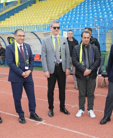 Ağrı valisi koç'tan ağrı spor'a moral ziyareti ağrı valisi mustafa koç, beraberindeki il protokolüyle birlikte play-off sürecinde kritik karşılaşmalara hazırlanan ağrı spor'u antrenmanda ziyaret etti. Ağrı valisi mustafa koç, ağrı cumhuriyet başsavcısı adem Çalış, gençlik ve spor İl müdürü ahmet Çelebi ve İl milli eğitim müdürü hasan kökrek ile birlikte ağrı spor kulübü’nü ziyaret etti. Play-off mücadelesine hazırlanan takımı moral açısından desteklemeyi amaçlayan ziyaret, takımın antrenmanında gerçekleşti. Vali koç ve beraberindeki heyeti, ağrı spor kulüp başkanı mehmet yıldırım karşıladı. Futbolcularla bir süre sohbet eden ve teknik heyetten takımın son durumu hakkında bilgi alan vali koç, sporun toplum birliği açısından önemine değindi. Ziyaret sırasında futbolcuların antrenmanını da izleyen protokol üyeleri, saha kenarından takıma moral verdi. Ziyaretin, ağrı spor’un bu cumartesi günü edirnespor ile oynayacağı önemli play-off maçı öncesine denk gelmesi, hem teknik ekip hem de futbolcular tarafından memnuniyetle karşılandı. Mücadele, ağrı vali lütfi yiğenoğlu stadyumu'nda oynanacak. Ağrı valisi mustafa koç kulübün yanında olduklarını ifade ederek şunları söyledi: “ağrı spor, bu şehrin ortak değerlerinden biridir. Göstermiş oldukları çaba ve mücadeleyi takdir ediyoruz. Bu önemli karşılaşma öncesinde oyuncularımızın moralini yüksek tutmak amacıyla buradayız. İnşallah şehrimizi başarıyla temsil etmeye devam edecekler. ” kulüp başkanı mehmet yıldırım, ise yapılan ziyaretten duyduğu memnuniyeti dile getirerek şunları söyledi: “valimiz başta olmak üzere tüm protokol üyelerimizin kulübümüzle bu denli yakından ilgilenmesi bizleri çok mutlu etti. Özellikle bu kritik süreçte verilen destek, takımın motivasyonuna önemli katkı sağlıyor. Tüm taraftarlarımızı cumartesi günü stadyuma davet ediyoruz. ” ağrı spor’un son maçlara moralli çıkması için yapılan bu anlamlı ziyaret, kulüp camiası ve taraftarlar nezdinde olumlu karşılık buldu. Cumartesi günü oynanacak kritik karşılaşmada, tribün desteğinin artması bekleniyor.