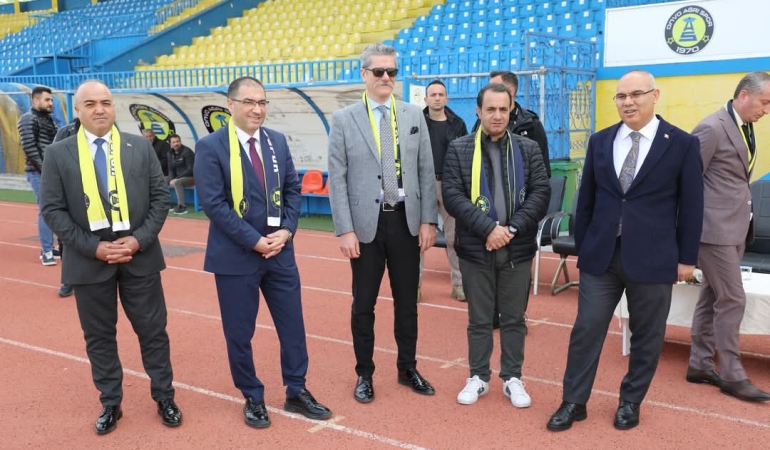 Ağrı valisi koç'tan ağrı spor'a moral ziyareti ağrı valisi mustafa koç, beraberindeki il protokolüyle birlikte play-off sürecinde kritik karşılaşmalara hazırlanan ağrı spor'u antrenmanda ziyaret etti. Ağrı valisi mustafa koç, ağrı cumhuriyet başsavcısı adem Çalış, gençlik ve spor İl müdürü ahmet Çelebi ve İl milli eğitim müdürü hasan kökrek ile birlikte ağrı spor kulübü’nü ziyaret etti. Play-off mücadelesine hazırlanan takımı moral açısından desteklemeyi amaçlayan ziyaret, takımın antrenmanında gerçekleşti. Vali koç ve beraberindeki heyeti, ağrı spor kulüp başkanı mehmet yıldırım karşıladı. Futbolcularla bir süre sohbet eden ve teknik heyetten takımın son durumu hakkında bilgi alan vali koç, sporun toplum birliği açısından önemine değindi. Ziyaret sırasında futbolcuların antrenmanını da izleyen protokol üyeleri, saha kenarından takıma moral verdi. Ziyaretin, ağrı spor’un bu cumartesi günü edirnespor ile oynayacağı önemli play-off maçı öncesine denk gelmesi, hem teknik ekip hem de futbolcular tarafından memnuniyetle karşılandı. Mücadele, ağrı vali lütfi yiğenoğlu stadyumu'nda oynanacak. Ağrı valisi mustafa koç kulübün yanında olduklarını ifade ederek şunları söyledi: “ağrı spor, bu şehrin ortak değerlerinden biridir. Göstermiş oldukları çaba ve mücadeleyi takdir ediyoruz. Bu önemli karşılaşma öncesinde oyuncularımızın moralini yüksek tutmak amacıyla buradayız. İnşallah şehrimizi başarıyla temsil etmeye devam edecekler. ” kulüp başkanı mehmet yıldırım, ise yapılan ziyaretten duyduğu memnuniyeti dile getirerek şunları söyledi: “valimiz başta olmak üzere tüm protokol üyelerimizin kulübümüzle bu denli yakından ilgilenmesi bizleri çok mutlu etti. Özellikle bu kritik süreçte verilen destek, takımın motivasyonuna önemli katkı sağlıyor. Tüm taraftarlarımızı cumartesi günü stadyuma davet ediyoruz. ” ağrı spor’un son maçlara moralli çıkması için yapılan bu anlamlı ziyaret, kulüp camiası ve taraftarlar nezdinde olumlu karşılık buldu. Cumartesi günü oynanacak kritik karşılaşmada, tribün desteğinin artması bekleniyor.
