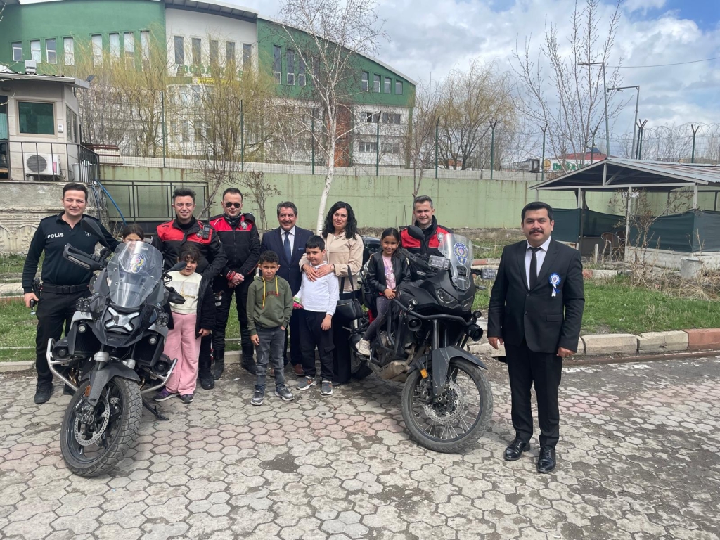 Ağrı’da Öğrencilerden polis teşkilatına anlamlı ziyaret